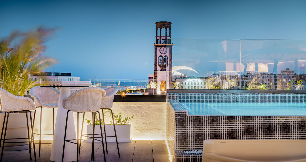 Terrasse avec chaises et piscine surplombant le centre de Santa Cruz, Tenerife.