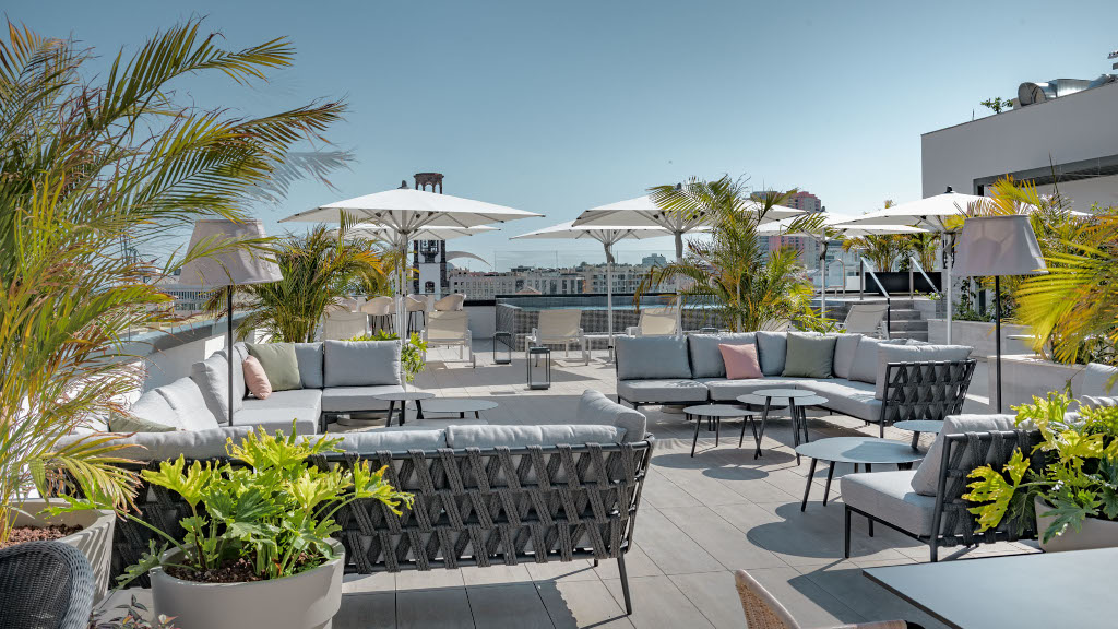 Terrasse avec canapés, parasols et plantes à Santa Cruz de Tenerife.
