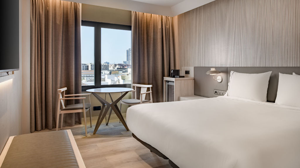 Chambre d'hôtel moderne avec lit double et vue sur Santa Cruz de Tenerife.