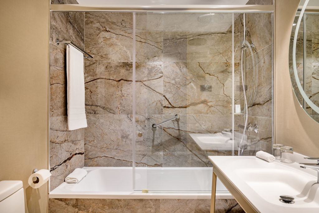Salle de bain moderne avec douche à Tenerife.
