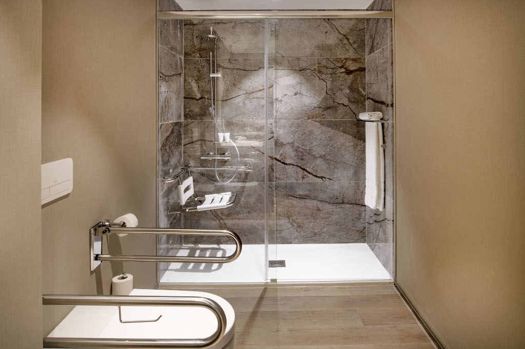 Douche accessible avec barres d'appui et équipements adaptés à Tenerife.