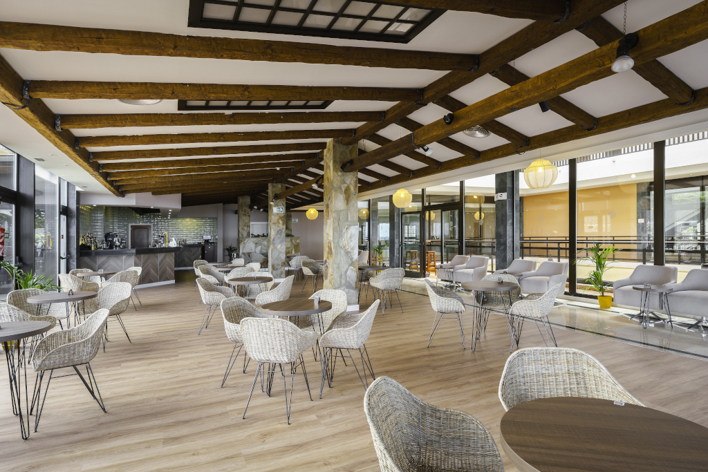 Salon spacieux avec tables et chaises en osier, Costa Adeje.