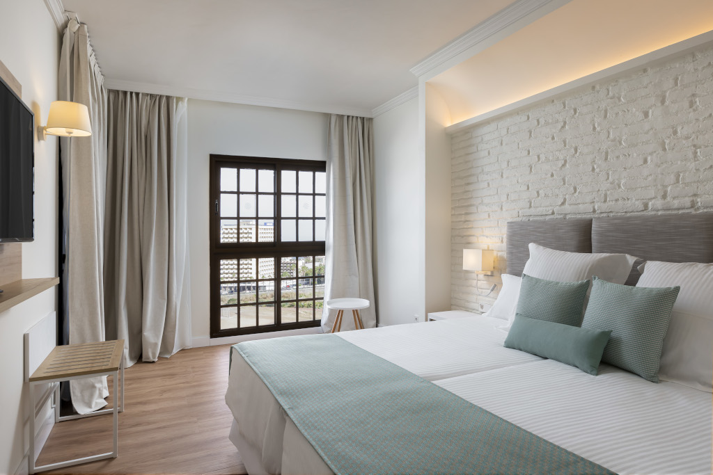 Chambre d'hôtel avec lit double et vue sur la fenêtre à Tenerife.