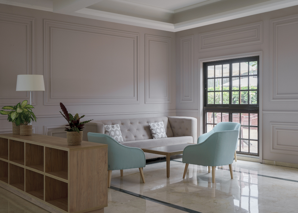 Salon moderne avec canapé beige, fauteuils verts et table basse près de la fenêtre à Tenerife.