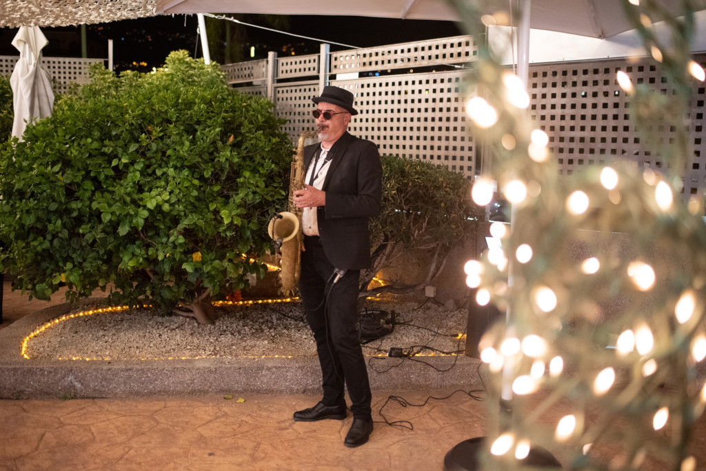 Un musicien joue du saxophone dans un jardin éclairé à Tenerife.