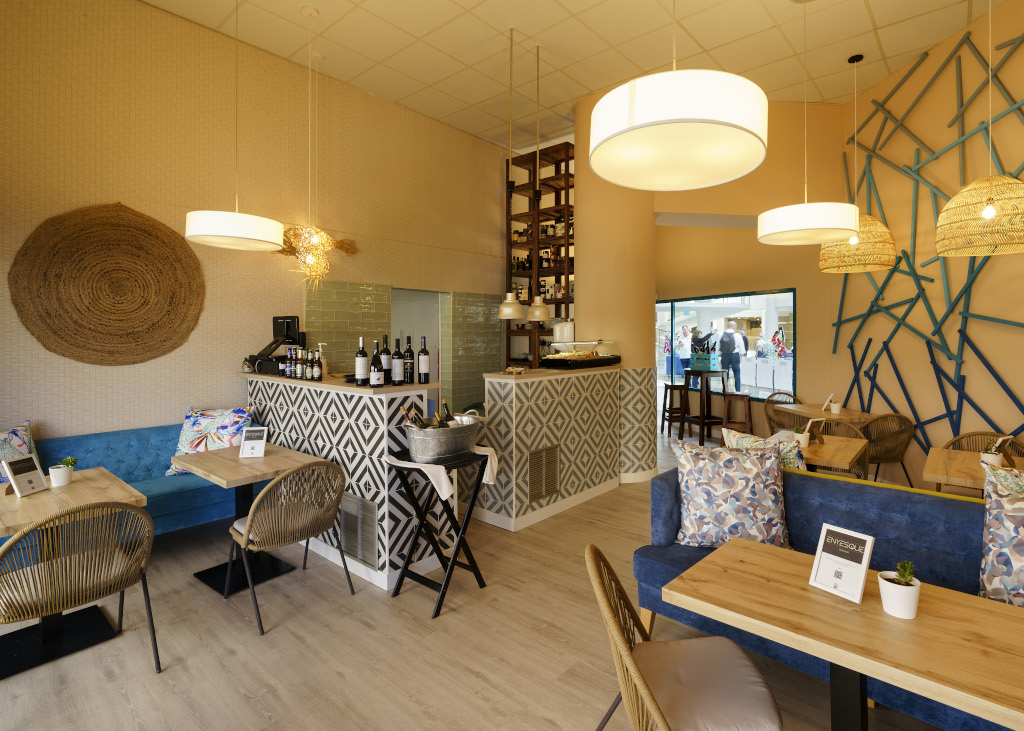 Intérieur de café moderne à Tenerife avec tables, chaises et bar à vin.