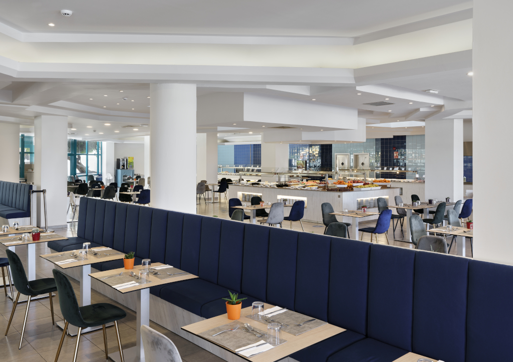 Restaurant moderne avec tables et chaises à l'intérieur de l'hôtel à Tenerife.
