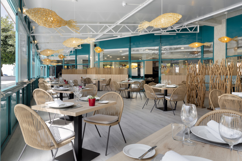 Salle de restaurant moderne avec tables dressées et décoration lumineuse à Tenerife.