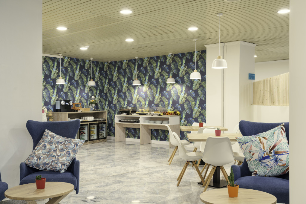 Salle à manger avec buffet et murs à motifs de feuilles à Tenerife.