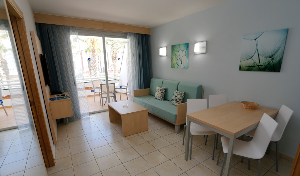 Salle de séjour moderne avec canapé et table à La Laguna, Tenerife.