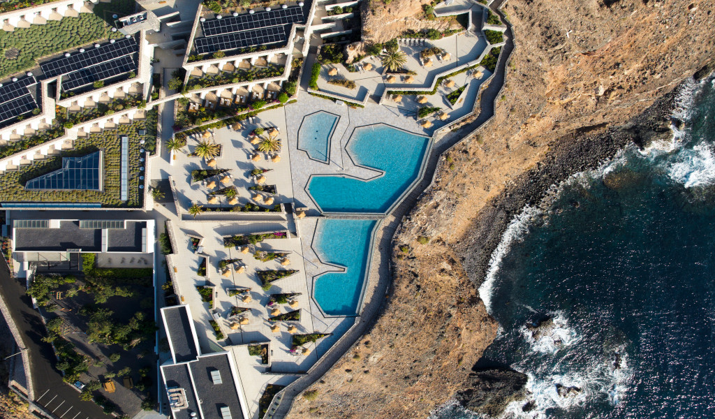 Complexe hôtelier à Tenerife avec piscines géométriques et vue sur l'océan.