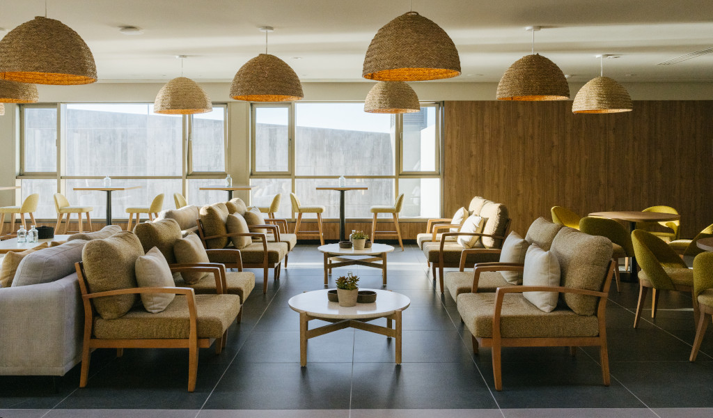Salle d'attente avec canapés et lampes suspendues à Tenerife.