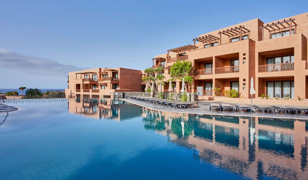 Piscine et hôtel à Tenerife avec vue sur la mer.