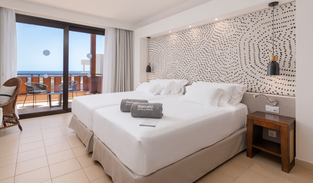 Chambre double avec balcon et vue sur la mer dans un hôtel à Tenerife.