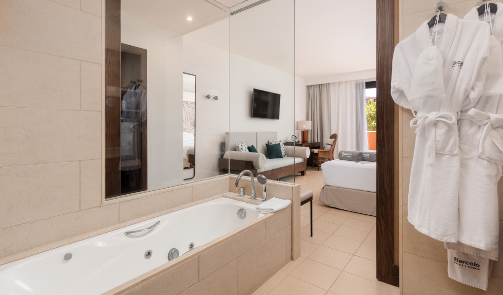 Salle de bain avec baignoire et vue sur la chambre d’un hôtel à Tenerife.