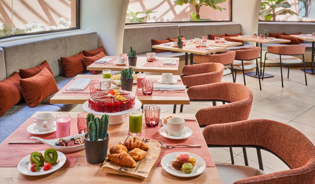 Des tables de petit-déjeuner avec gâteaux et boissons dans un restaurant à Tenerife.