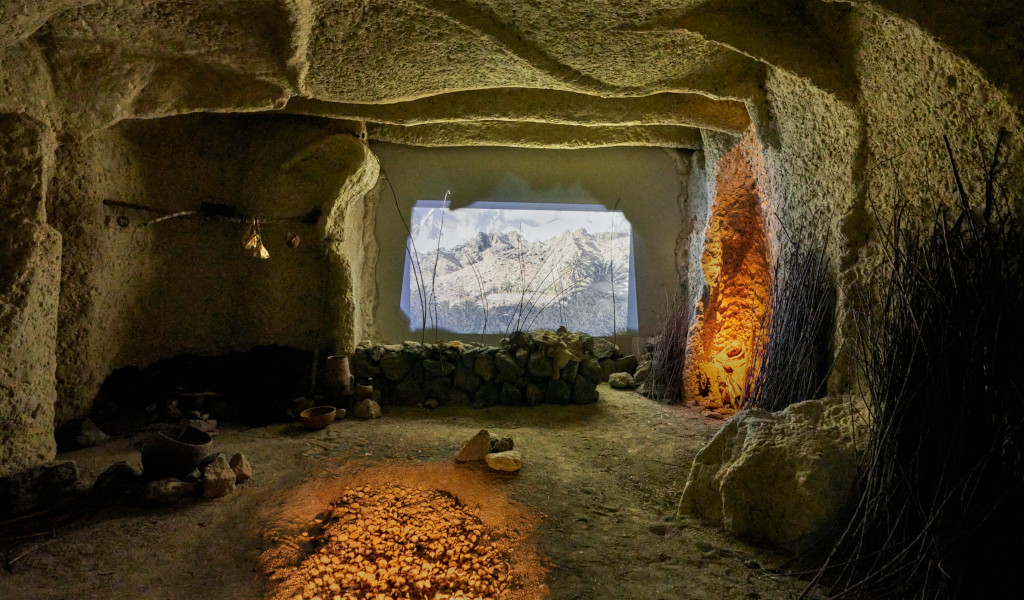 Grotte avec une projection de montagnes à Tenerife.