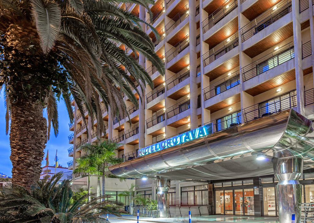Hôtel Orotava, façade illuminée et palmiers à Tenerife.