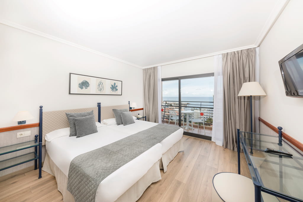 Chambre d'hôtel avec balcon vue mer à Tenerife.