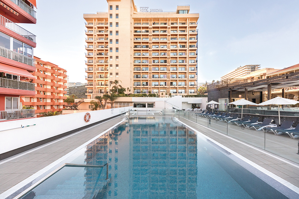 Piscine et chaises longues devant un hôtel à Puerto de la Cruz, Tenerife.