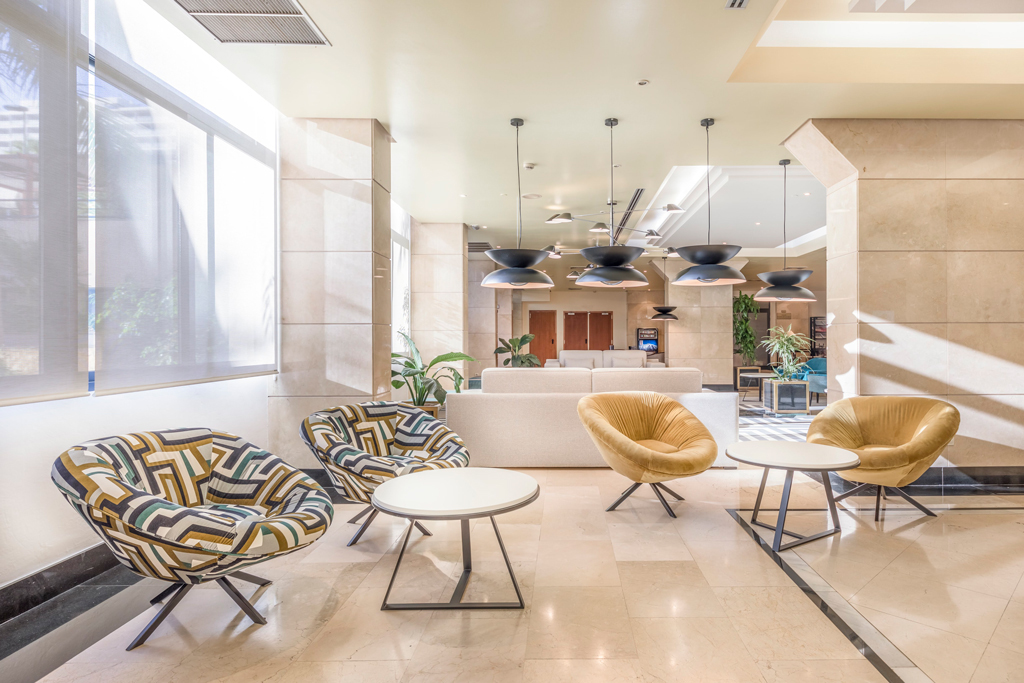Salon moderne avec fauteuils et tables à Tenerife.