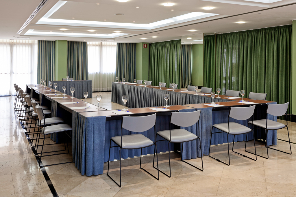 Salle de conférence à Tenerife avec tables et chaises disposées en U.