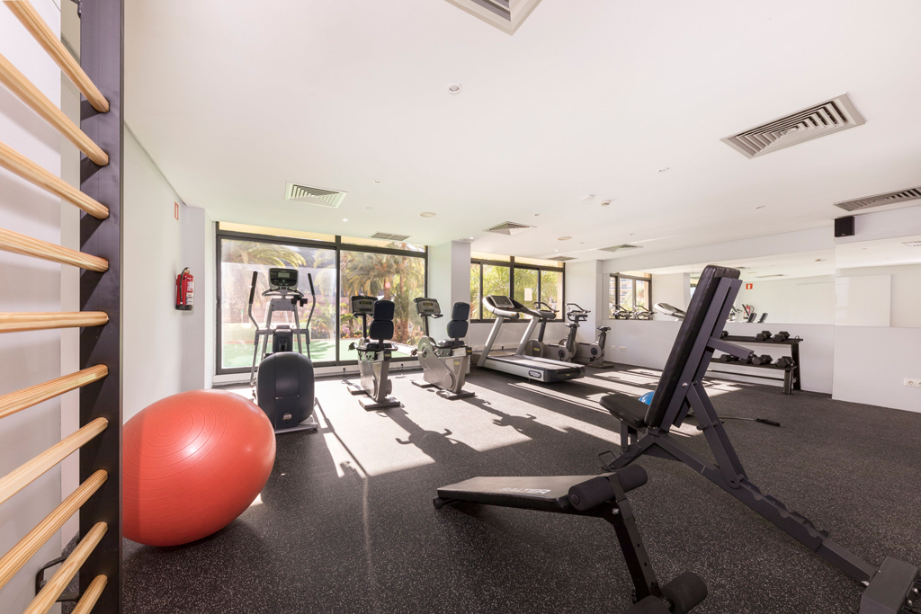 Salle de sport équipée avec vélos et tapis roulants à Tenerife.