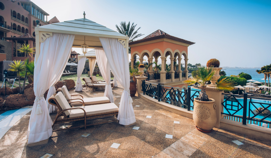 Chaises longues sous un pavillon avec vue sur la mer à Tenerife.