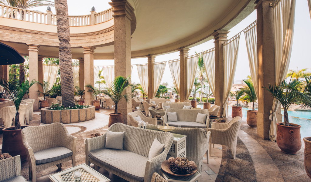 Lounge élégant avec palmiers et piscine à Tenerife.