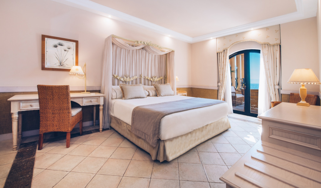 Chambre d'hôtel confortable avec vue sur la mer à Tenerife.