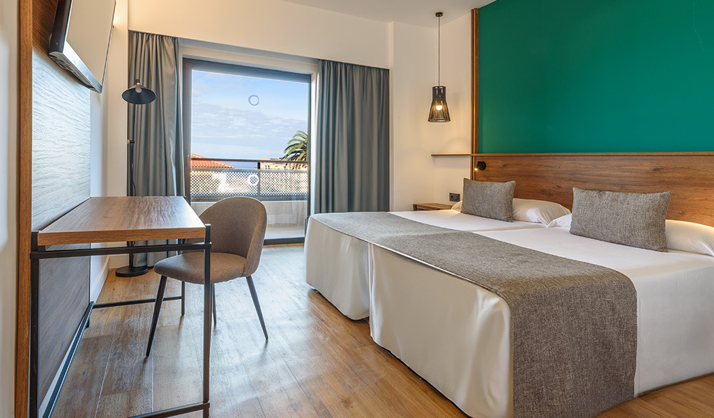 Chambre avec balcon vue sur la mer à Tenerife.