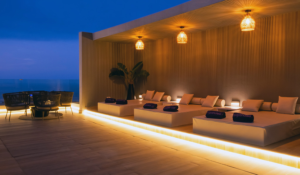 Espace lounge luxueux avec lits et palmiers à Tenerife.