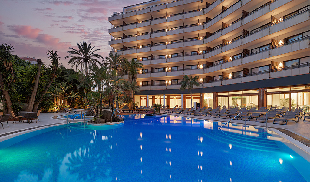 Piscine d'un hôtel à Puerto de la Cruz au crépuscule.