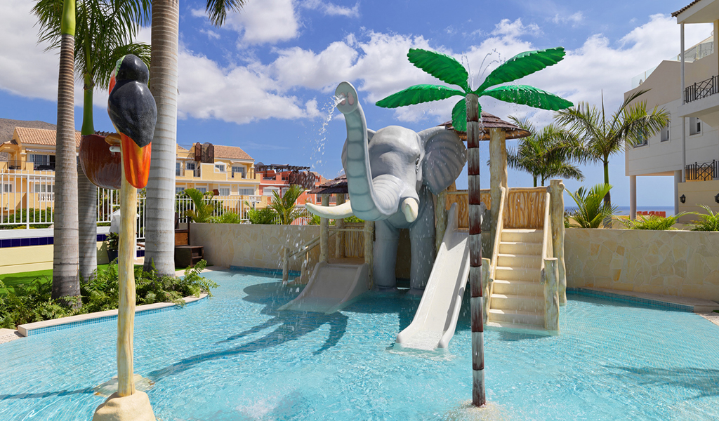 Jeux aquatiques avec éléphant et toboggan dans un hôtel à Tenerife.