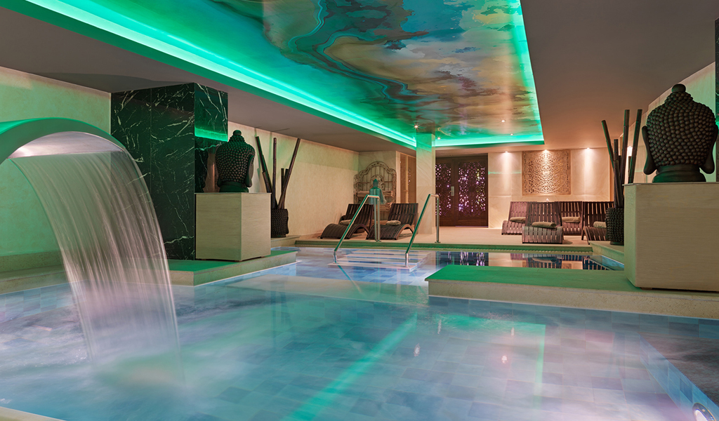 Salle de spa avec piscine et cascade intérieure à Tenerife.