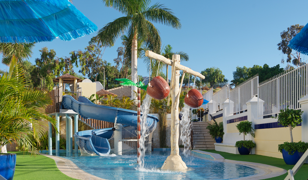Toboggan aquatique bleu et jets d'eau dans un parc à Tenerife.