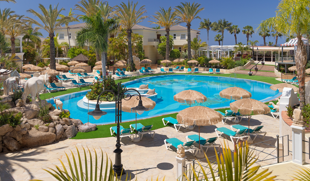 Piscine entourée de transats et parasols à Tenerife.