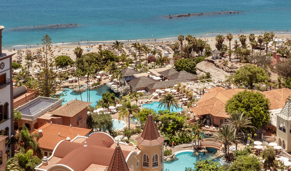Plage et hôtel à Costa Adeje, Tenerife, avec l'océan en arrière-plan.