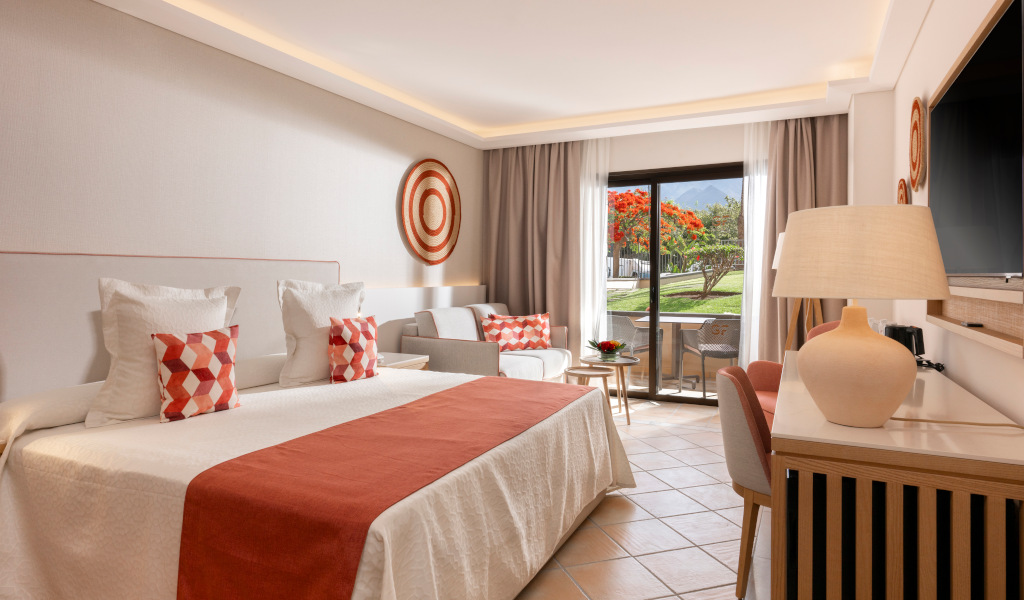Chambre d'hôtel avec vue sur jardin et terrasse, à Tenerife.