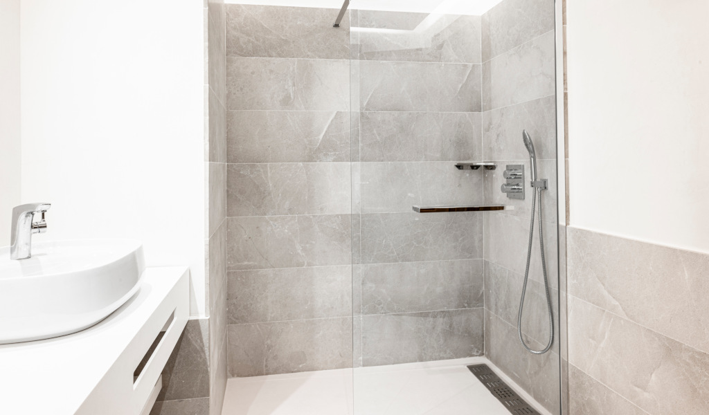 Douche moderne avec carrelage gris et lavabo à Tenerife.