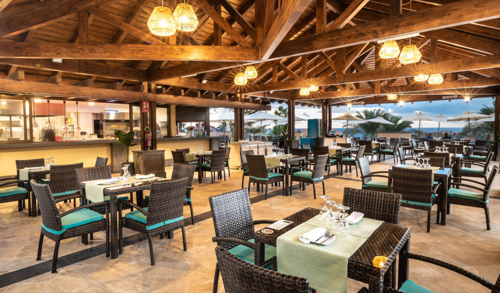 Restaurant élégant avec tables dressées à Tenerife, vue sur la mer.