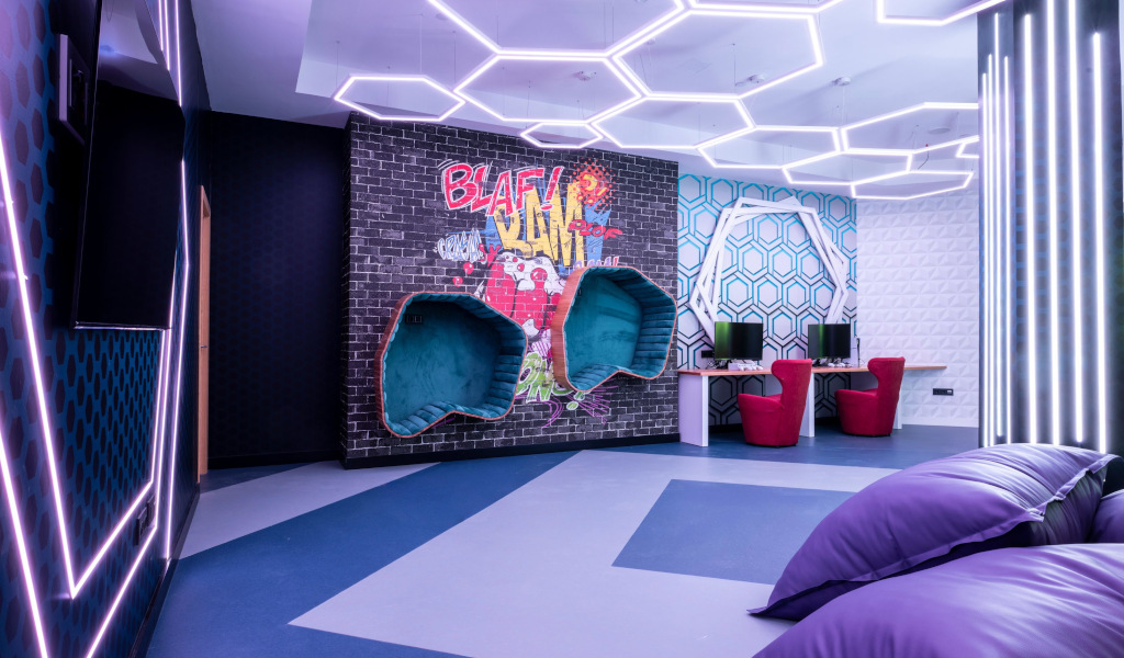 Salle moderne avec graffiti BLAM et chaises rouges à Tenerife.
