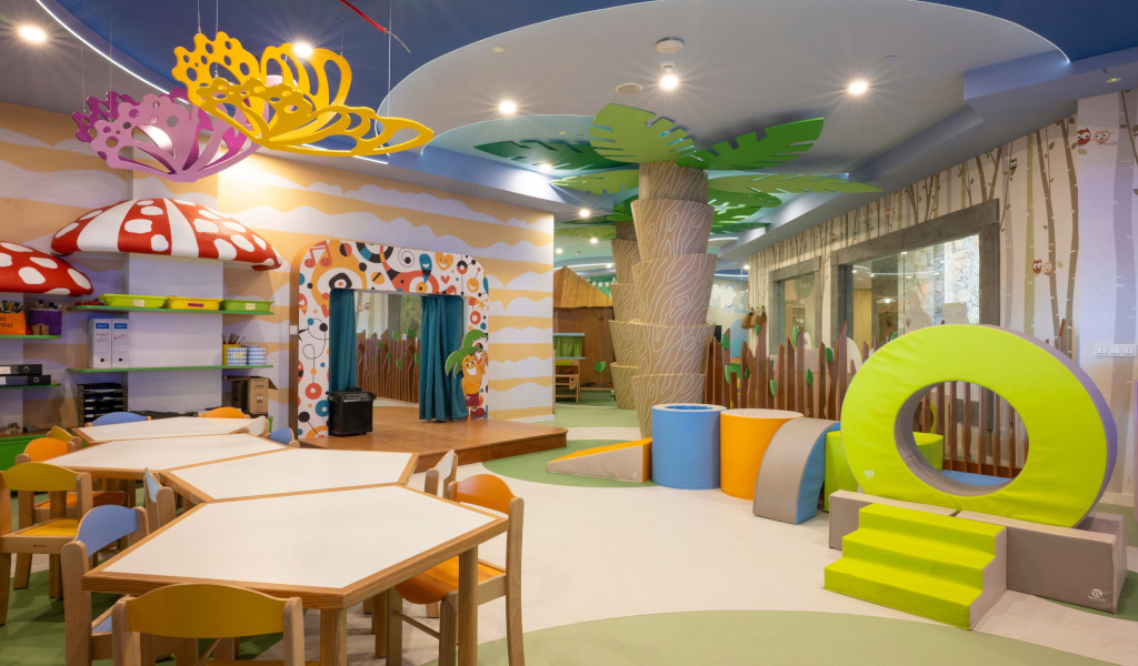 Salle de jeux pour enfants à Tenerife avec décor coloré et mobilier ludique.