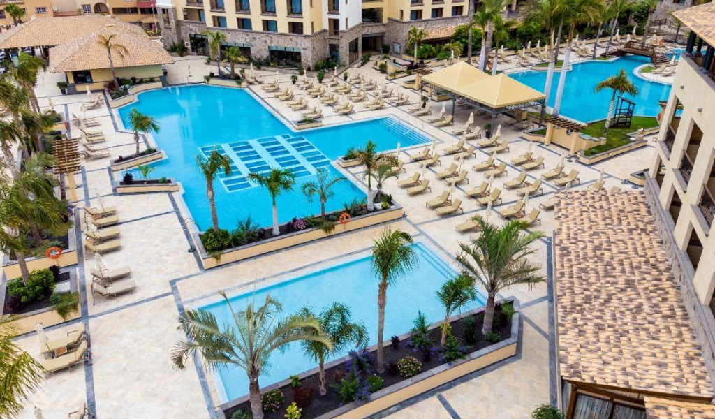 Piscines entourées de transats à un complexe hôtelier à Tenerife.