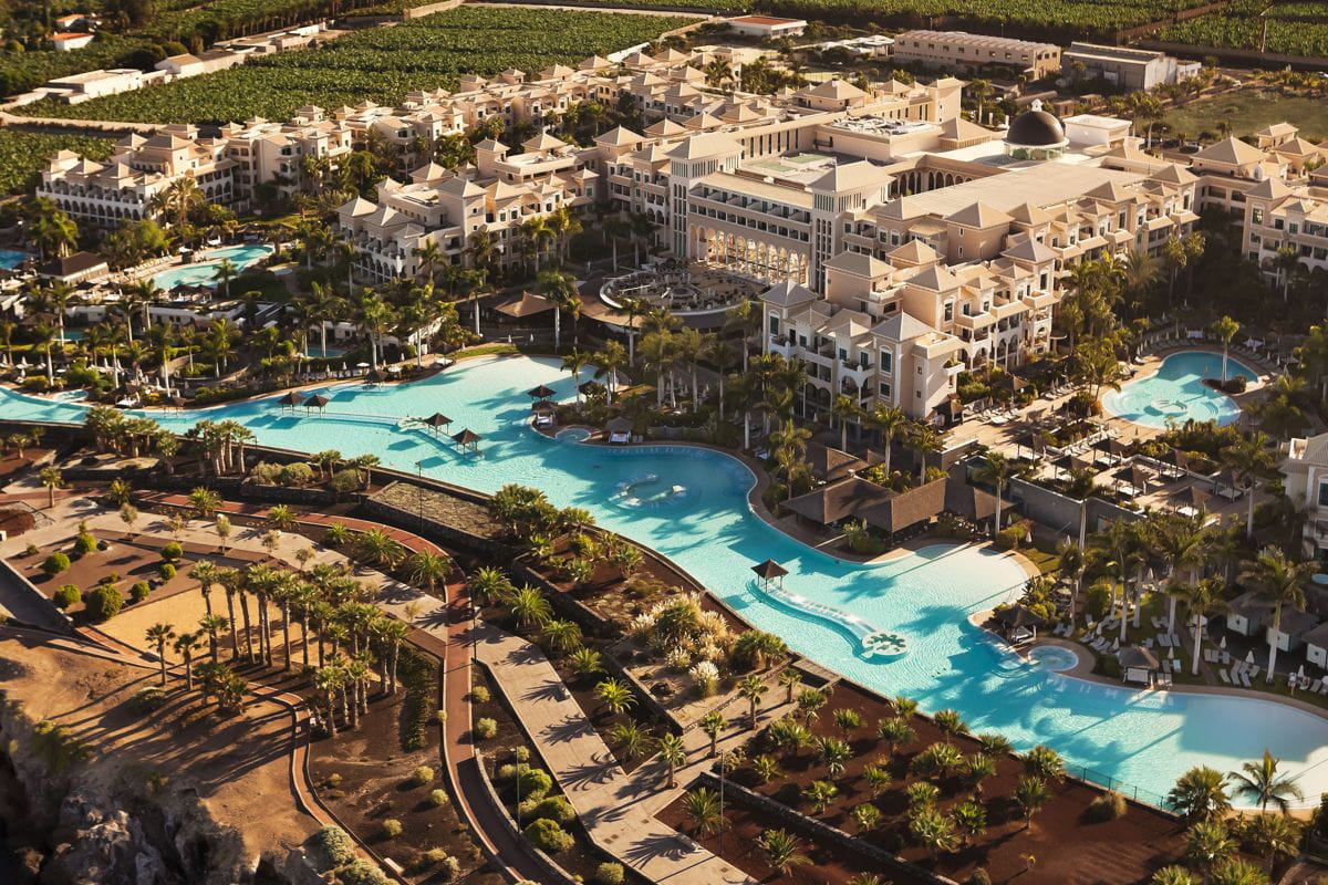 Complexe hôtelier avec piscines et palmiers à Tenerife.