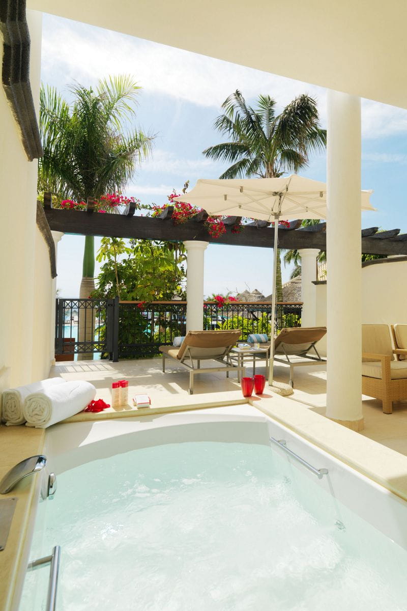 Terrasse avec jacuzzi et vue sur jardin tropical à Tenerife.