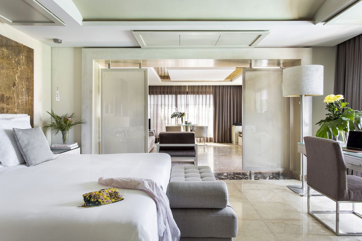 Chambre d'hôtel avec lit et salon lumineux à Tenerife.