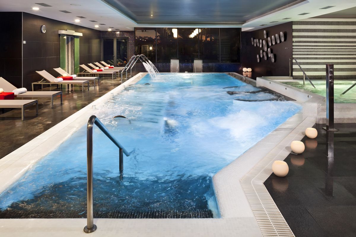 Piscine intérieure avec chaises longues dans un spa à Tenerife.