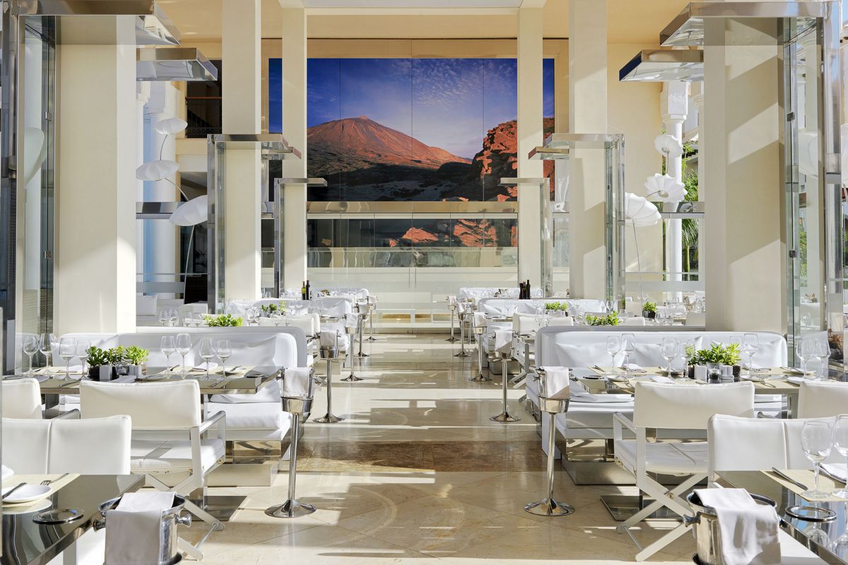 Salle à manger élégante avec vue sur une grande photo du Teide, Tenerife.