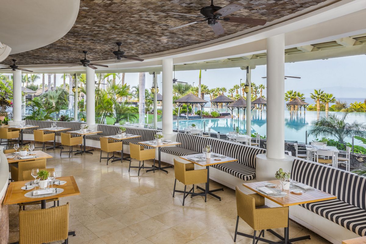 Salle à manger de luxe avec vue sur piscine à Tenerife.